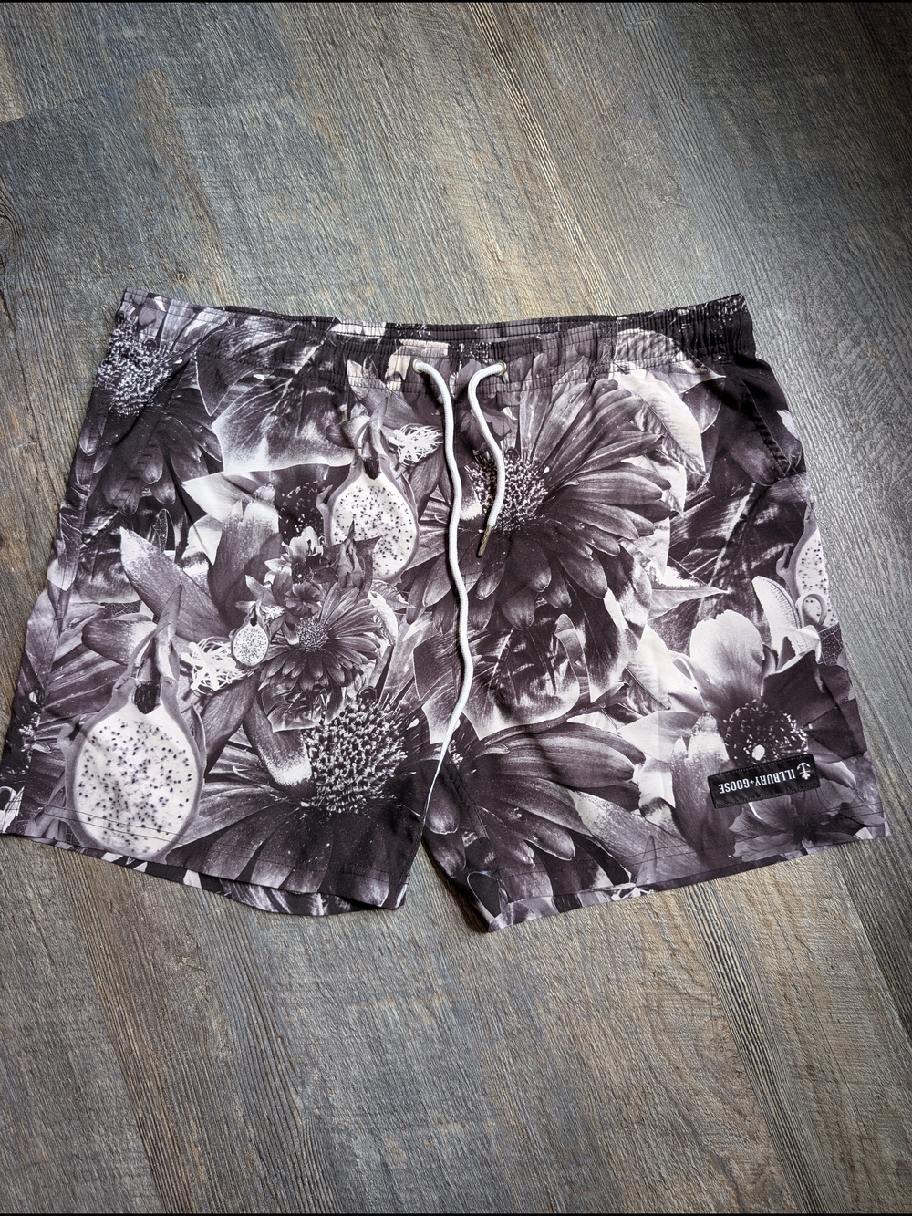 Illbury & Goose Men's Floral Print Swim Trunks. Size Medium. Fits More Large